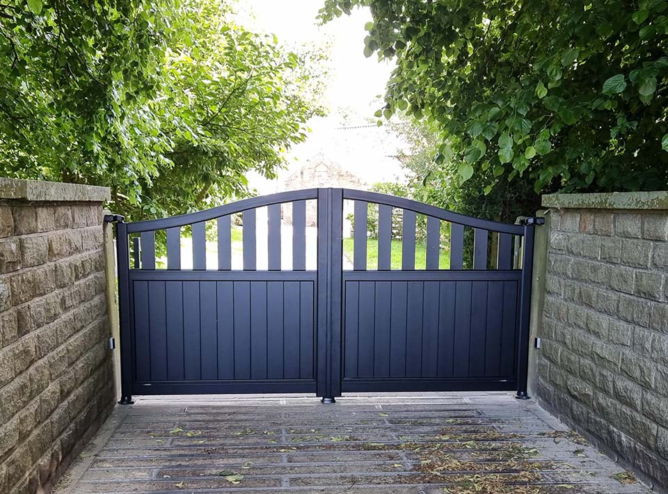 Curved top gates in RAL 9005 with open top design