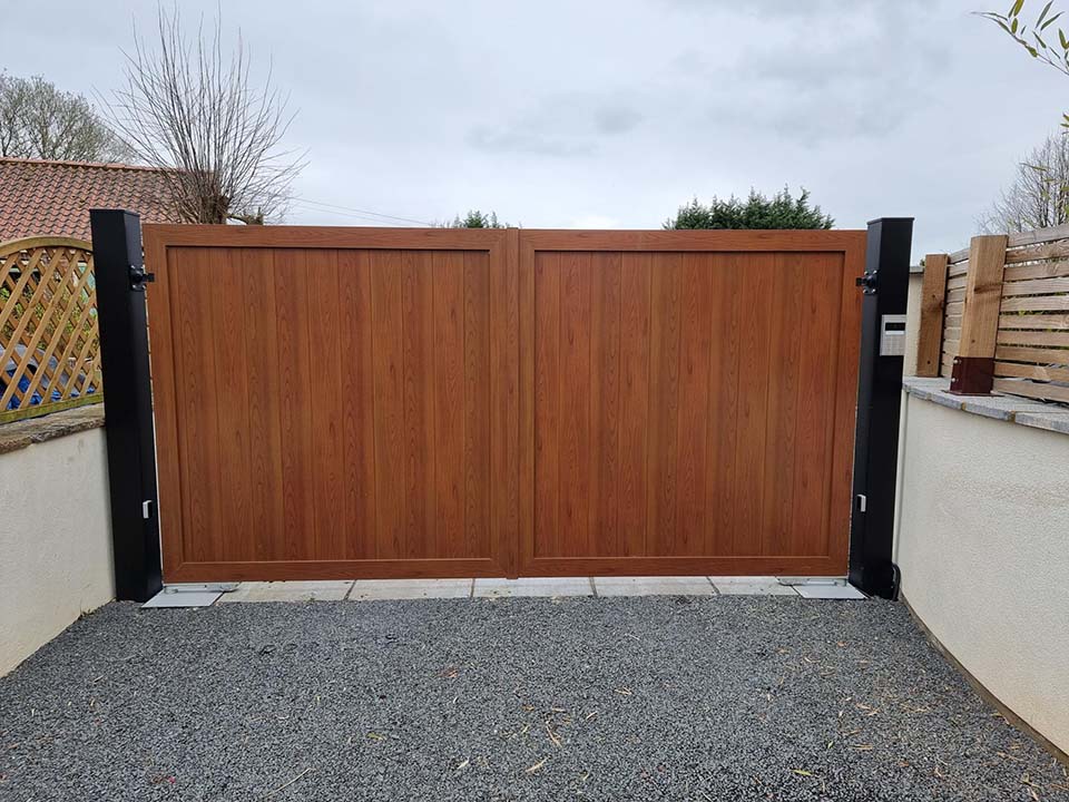Flat top swing gates in Southern Cherry timber finish with black posts